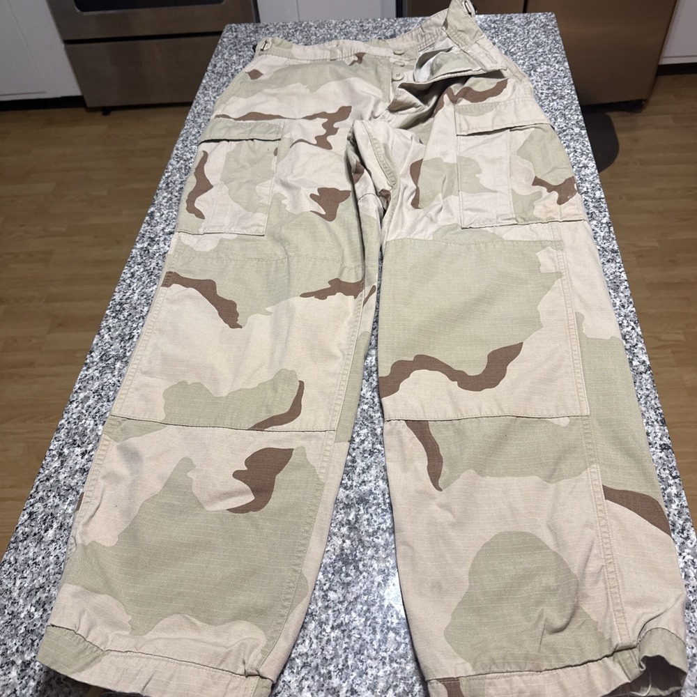 Vintage Men's Medium  (31-35) Military Cargo Pants Camo Inseam Measures 29"